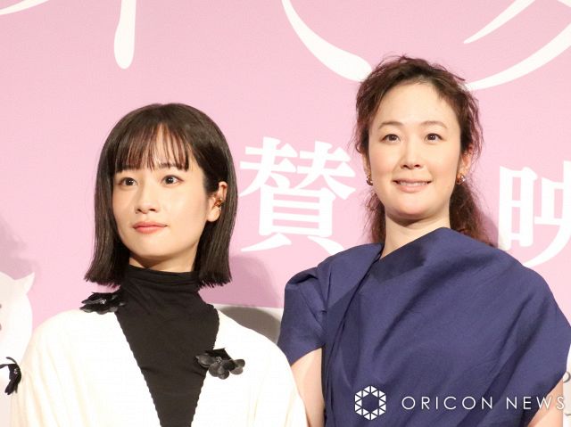 黒木華（右）の歌う主題歌を絶賛した藤間爽子（左） （C）ORICON NewS inc.