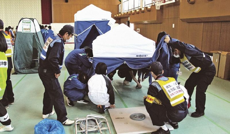 簡易トイレの組み立てなどを教わる参加者（和歌山県印南町印南で）