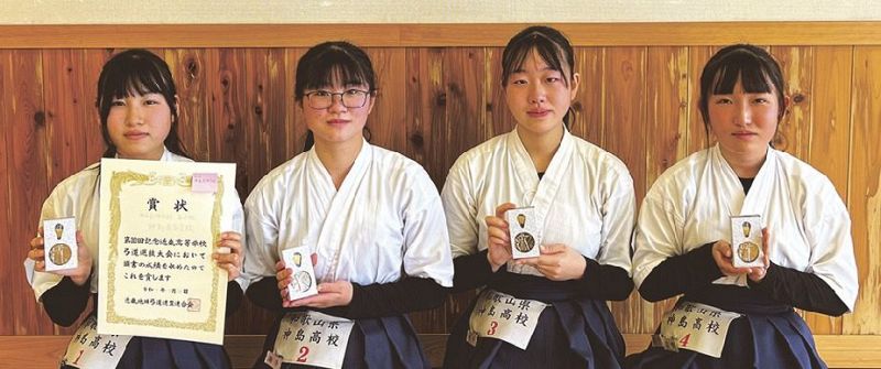 女子団体で準優勝の神島