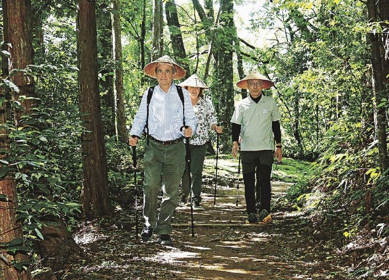 皆地笠をかぶって熊野古道を歩くフィデル・センダゴルタ駐日大使（左）。右は真砂充敏市長＝２１日、和歌山県田辺市本宮町伏拝で