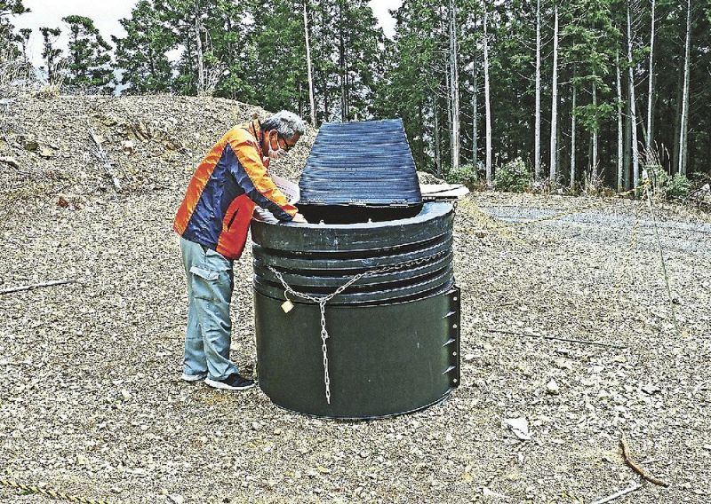 配水管内をチェックする和歌山森林管理署の職員（和歌山県日高川町で）