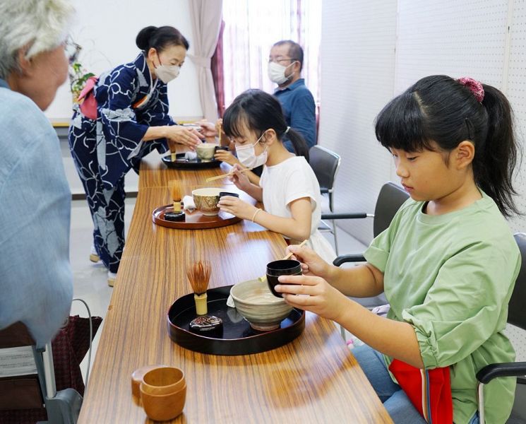 茶道体験をする子どもたち