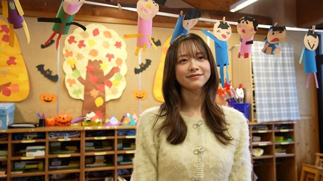 幼稚園を懐かしむ森香澄＝『森香澄の全部嘘テレビ』より（C）テレビ朝日