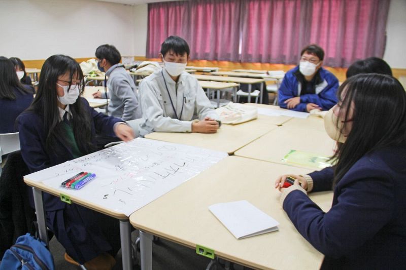 ステージイベントの内容について意見を出し合う実行委のメンバー（和歌山県みなべ町芝で）