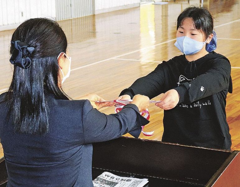 山口仁美校長（左）から修了証書を受け取る山形光さん＝２４日、和歌山県すさみ町江住で