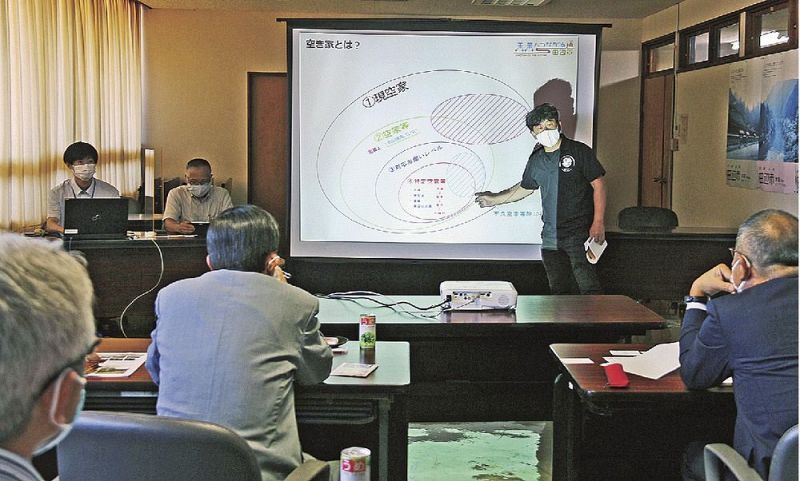 県外からの視察を受け、田辺市の空き家対策について説明する建築課の濵本栄二さん（和歌山県田辺市役所で）