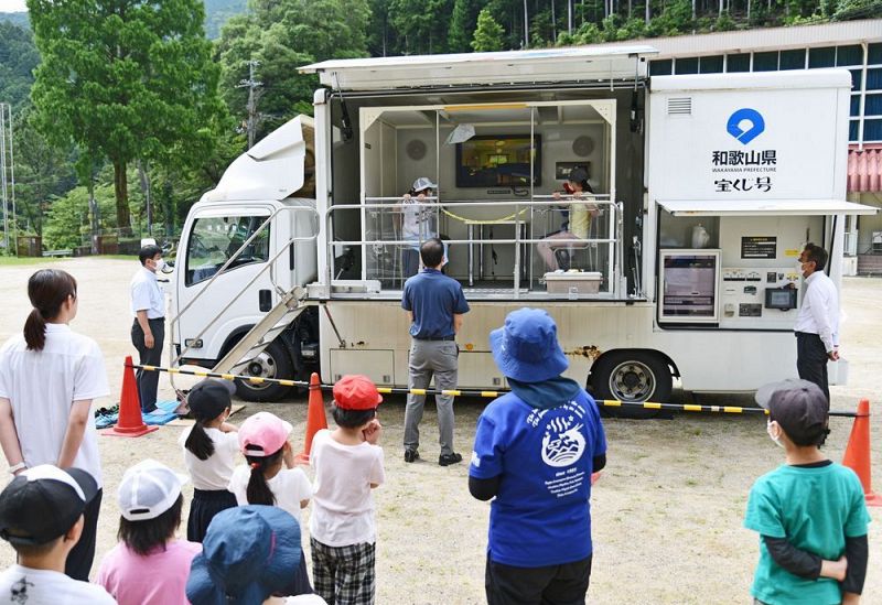 起震車で地震の揺れを体験する児童（和歌山県田辺市龍神村湯ノ又で）