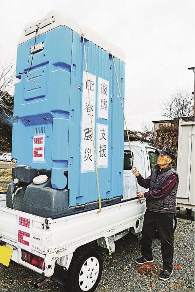 軽トラックの荷台に仮設トイレを固定する石橋守夫さん（１９日、和歌山県白浜町で）