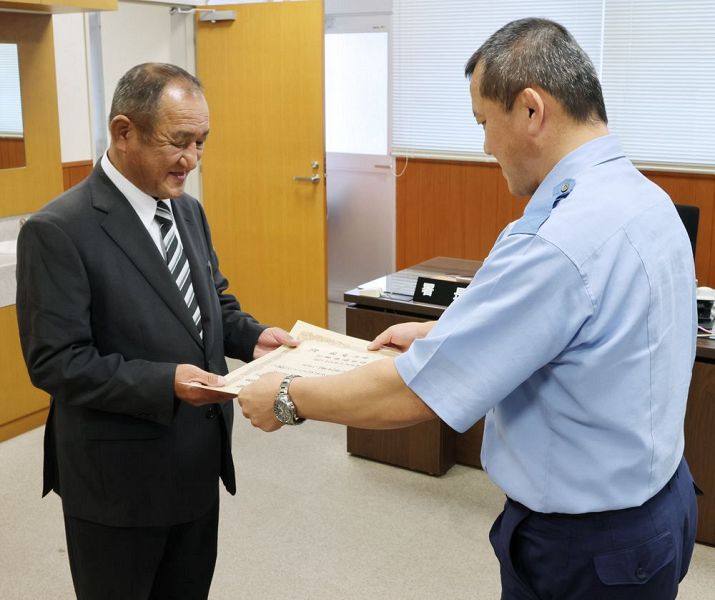 中田聖署長（右）から感謝状を受け取る水本和宏さん＝和歌山県警白浜署で