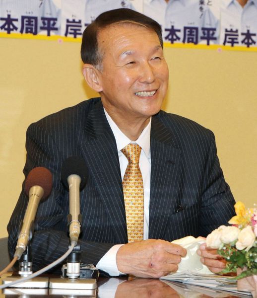 知事選から一夜明け、笑顔を見せる岸本周平氏（２８日、和歌山市で）