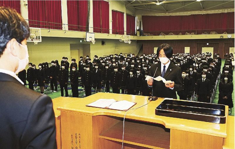 新入生を代表して宣誓する中村柚月さん（７日、和歌山県田辺市学園で）