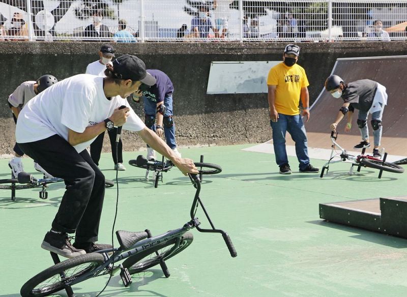 プロ選手（手前）に教わりながらＢＭＸを体験する中学生＝１６日、和歌山県田辺市扇ケ浜で