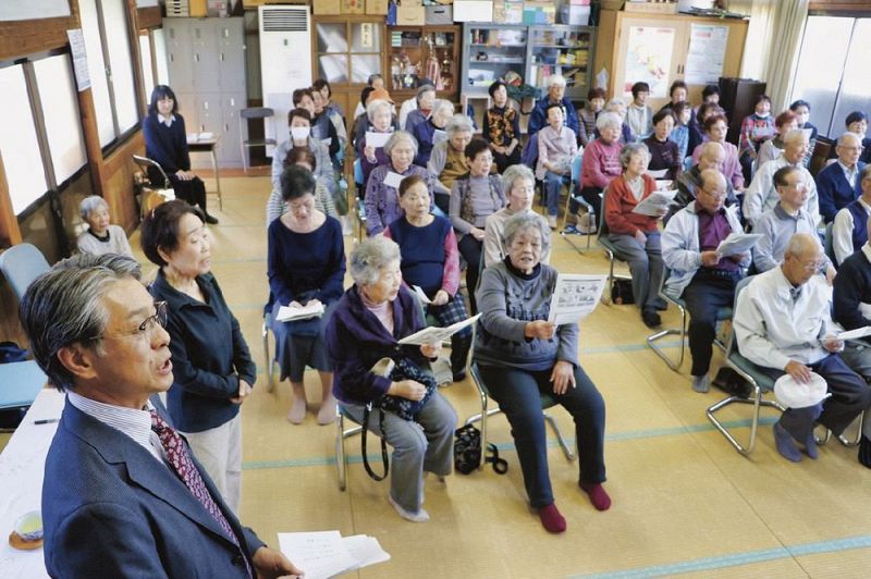 サークルのメンバーと童謡「紅葉」を合唱する真砂充敏市長（田辺市東陽で）