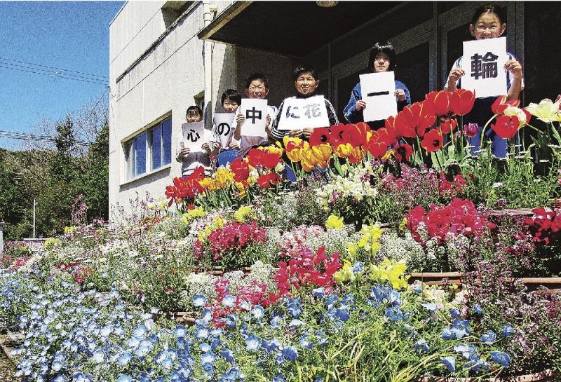 「全国花のまちづくりコンクール」で奨励賞に選ばれた高城小学校（和歌山県みなべ町土井で）