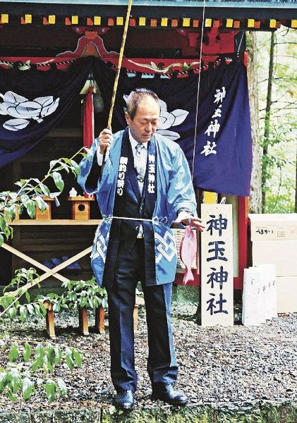 鯛を釣り上げる総代の野口貢盟さん（５日、和歌山県古座川町小森川で）