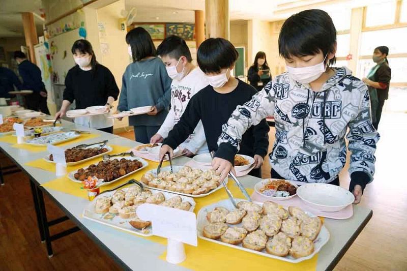 バイキング形式の給食を取る安居小の児童（和歌山県白浜町安居で）