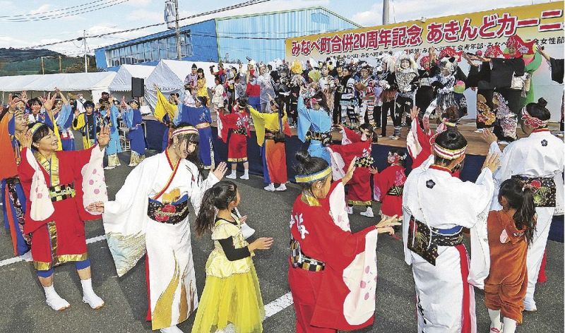 盆踊りをする仮装行列の出場者（和歌山県みなべ町東本庄で）