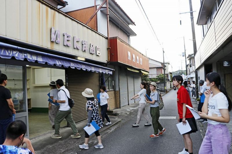 まち歩きしながら空き店舗を視察するイベントの参加者（和歌山県上富田町朝来で）