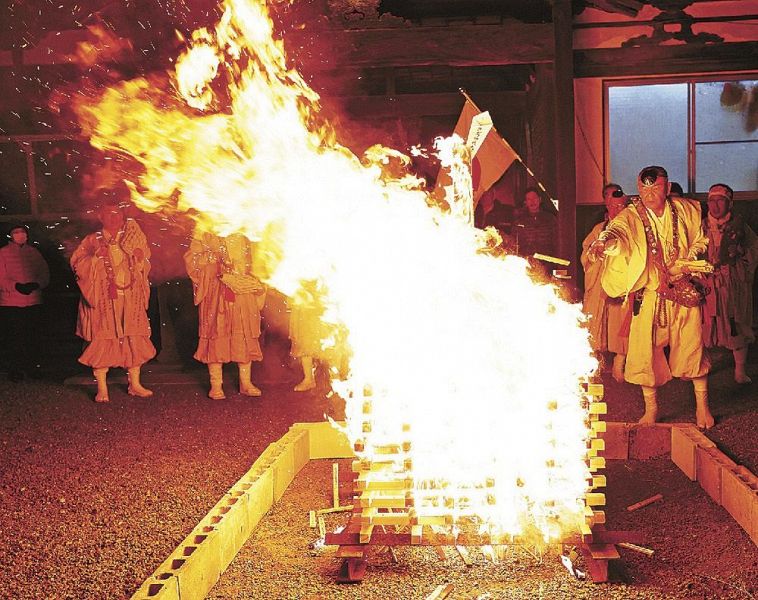 江川龍王講の山伏が般若心経を唱え、神木をくべる（３日、みなべ町埴田で）