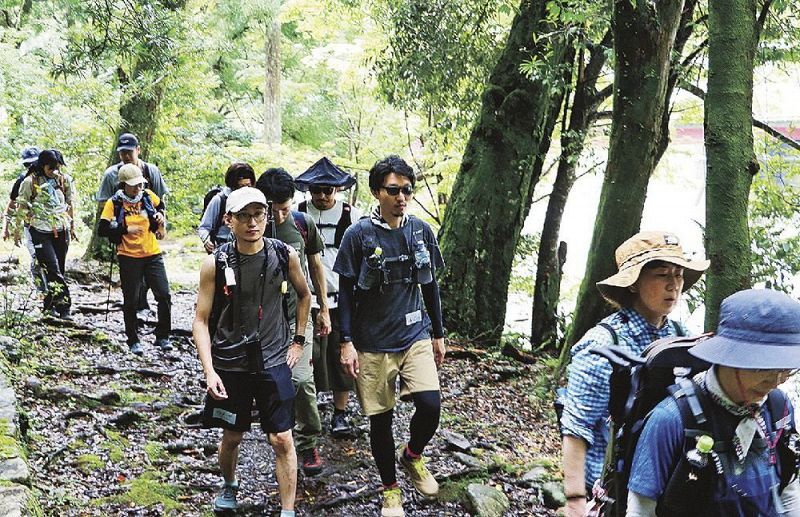 滝尻王子を出発する熊野リボーンプロジェクトメンバー（和歌山県田辺市中辺路町栗栖川で）