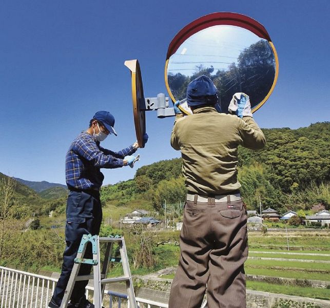 カーブミラーを拭き、見やすくした（和歌山県印南町で）