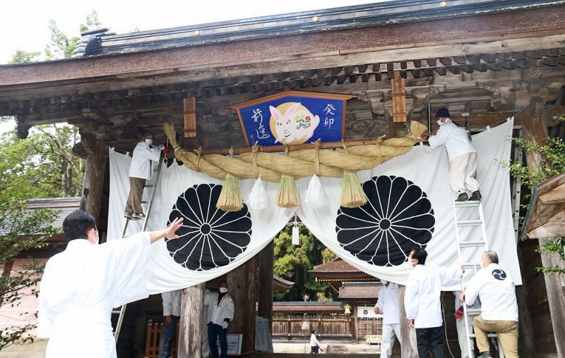 神門に掛けられる新しい大しめ縄（１日、和歌山県田辺市本宮町の熊野本宮大社で）