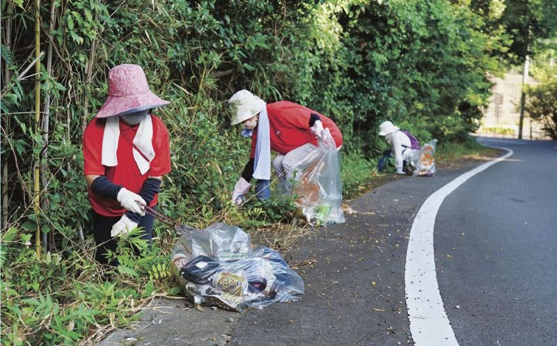 道路沿いのごみを拾うみなべ女性会のメンバー（和歌山県みなべ町山内で）