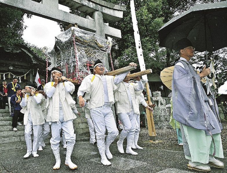 王子神社を出発するみこし（８日、和歌山県すさみ町周参見で）