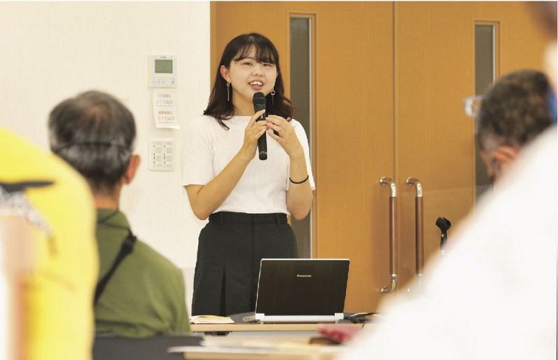 講演する「ソマノベース」の奥川季花代表（和歌山県田辺市秋津町で）