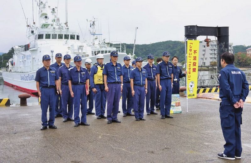 パトロール前の出発式に集う、海上保安官と県の職員（和歌山県田辺市文里１丁目で）