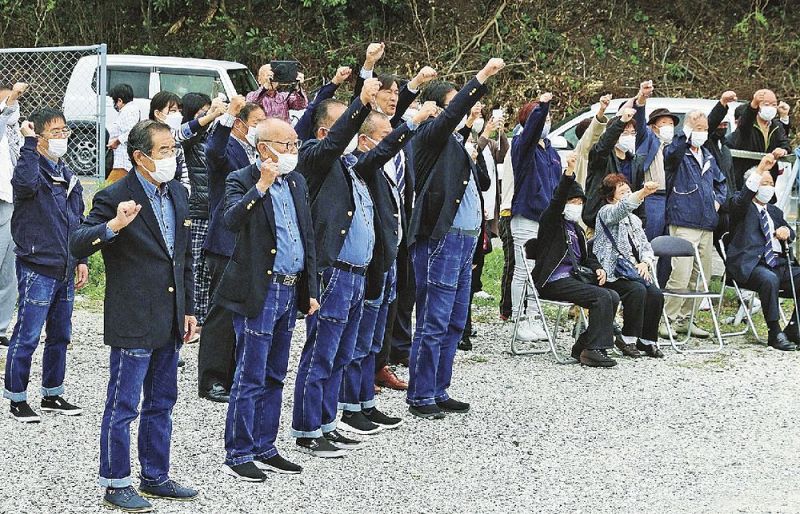 出陣式でガンバローコールをする支援者（３１日、和歌山県西牟婁郡選挙区で）