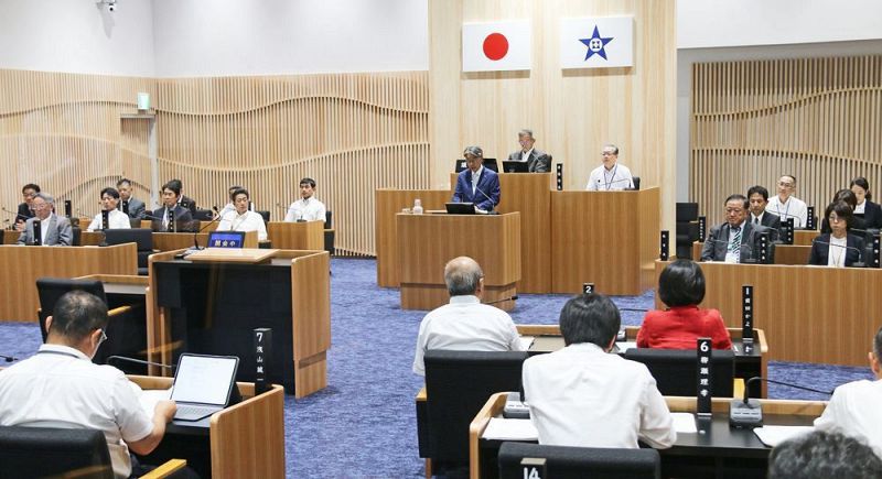 新庁舎に移転後、初めて開かれた田辺市議会定例会（１９日、和歌山県田辺市役所で）