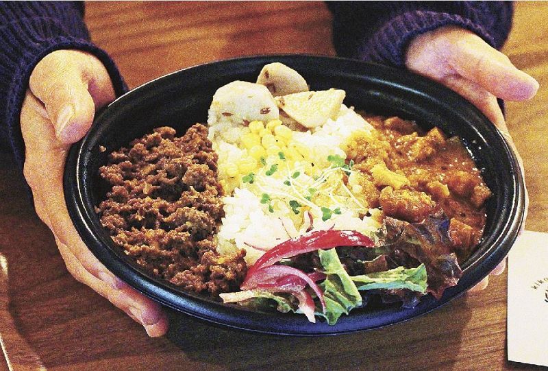 「ｎｏｔｅ」のバターエビカレー（右）と鹿肉キーマカレーのあいがけ＝和歌山県古座川町小川で