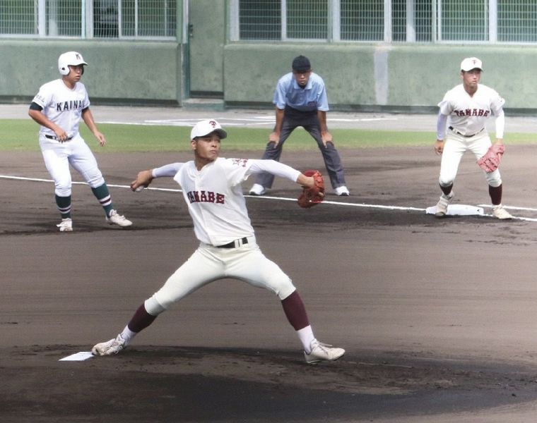 海南―田辺　走者を背負いながら粘りの投球を見せる田辺の山本陣（２５日、和歌山市の紀三井寺球場で）