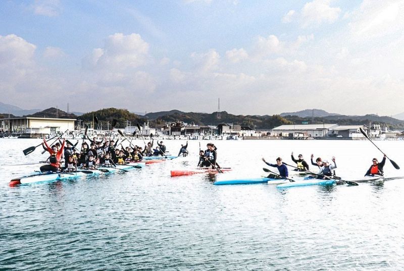 初漕ぎを楽しむ参加者（和歌山県田辺市の文里湾で）