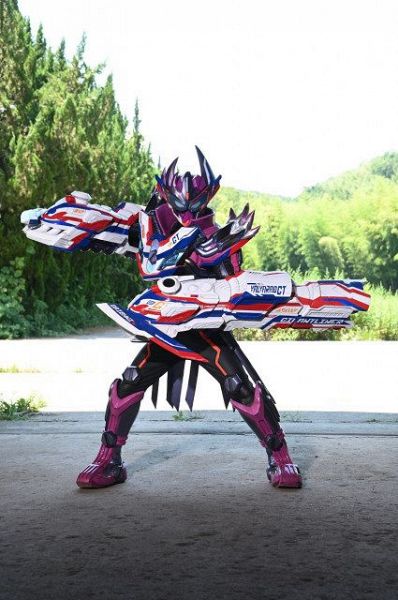 『仮面ライダーガッチャード GRADUATIONS』より仮面ライダーヴァルバラドGT(C) 2025 石森プロ・ADK EM・バンダイ・東映ビデオ・東映(C) 2023 石森プロ・テレビ朝日・ADK EM・東映