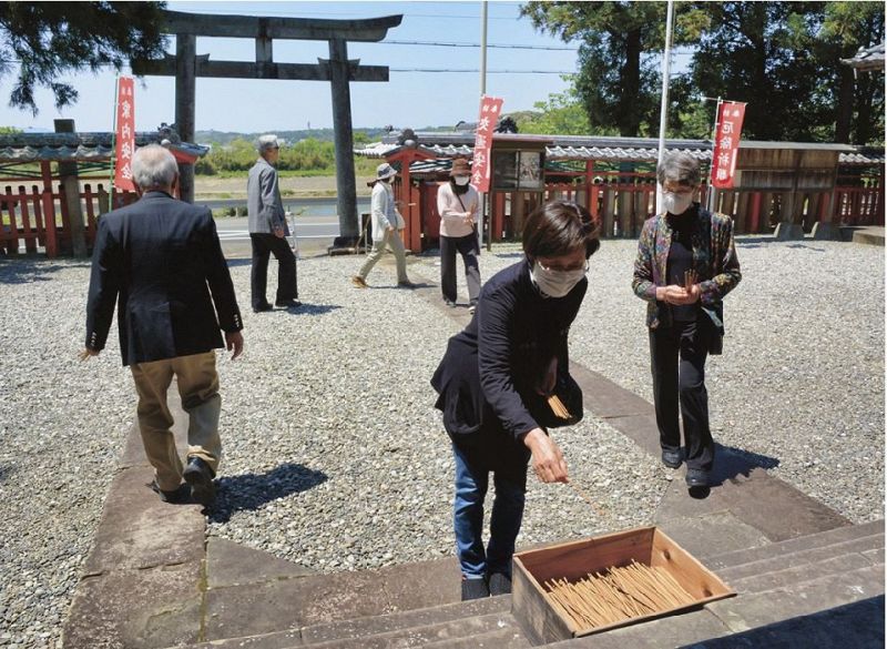 百度参りをする横道日待講の区民有志（和歌山県白浜町十九渕で）