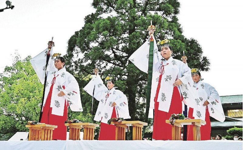 田辺祭の暁の祭典で舞を奉納する舞姫（２５日午前５時過ぎ、和歌山県田辺市東陽で）