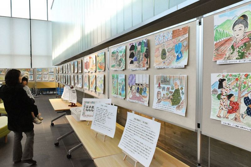 展示スペースを囲むように展示されている紙芝居の原画（和歌山県田辺市東陽で）