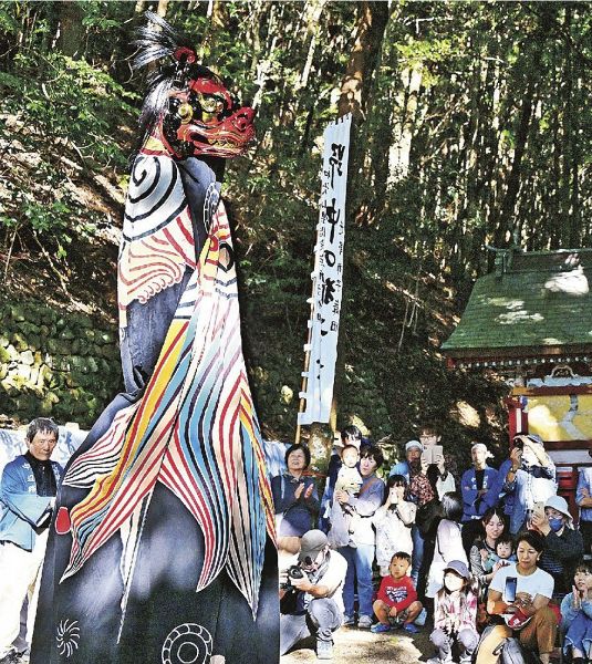 継桜王子の境内で高々と立ち上がった姿を披露する野中の獅子舞（３日、和歌山県田辺市中辺路町で）