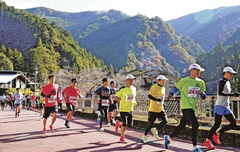 季楽里龍神をスタートして日高川沿いのコースに出るランナー（２０１９年１２月、和歌山県田辺市龍神村で）