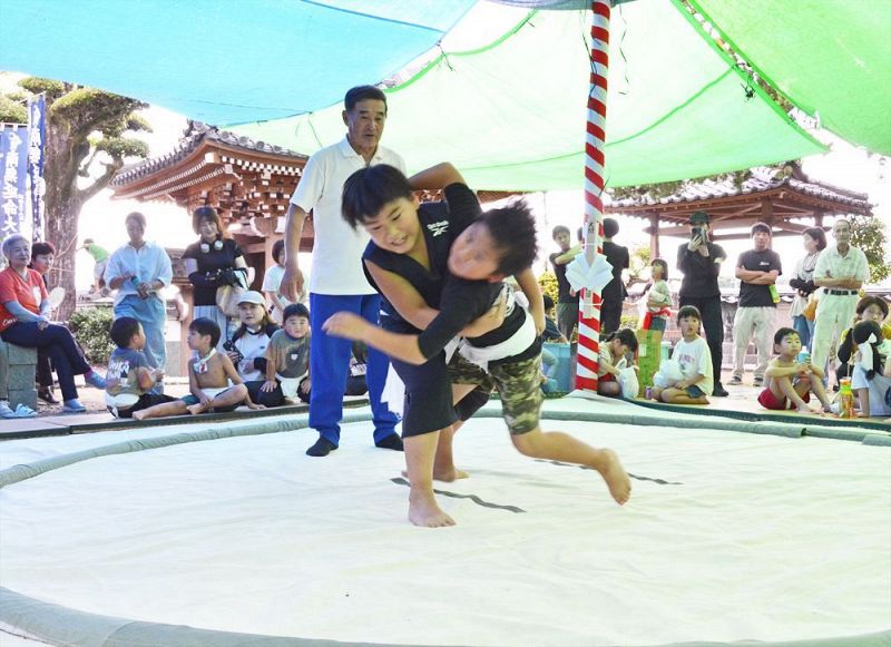 真剣な表情で相撲を取る子どもたち（和歌山県みなべ町晩稲で）