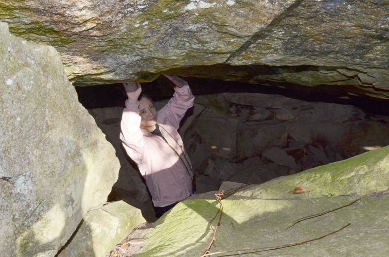 こもり岩の中には、ロープがなくても入ることができる（いずれも和歌山県みなべ町市井川で）