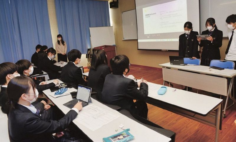 探究学習でのまとめを発表する生徒（１５日、和歌山県みなべ町芝で）