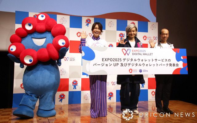 「EXPO2025デジタルウォレットサービスのバージョンUPおよびデジタルウォレットパークの発表会」に出席した（左から）ミャクミャク、はるな愛、宮田裕章氏、河本健一氏 （C）ORICON NewS inc.