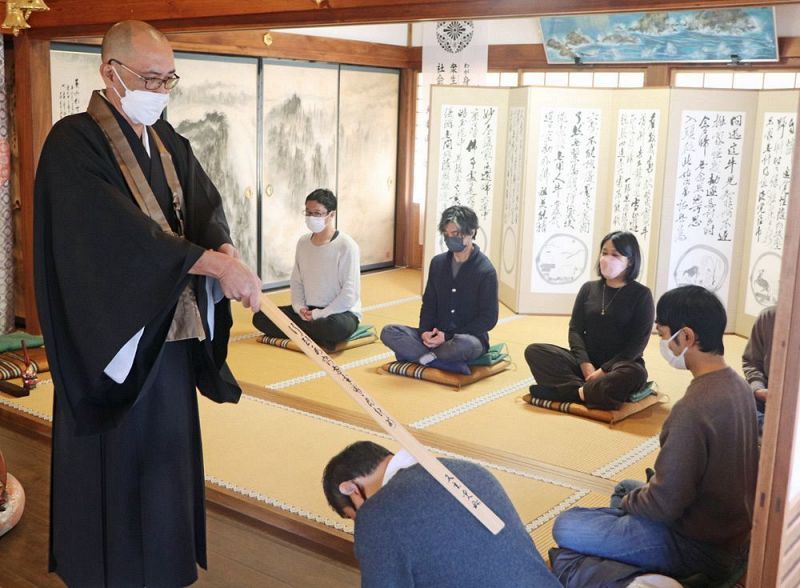 興禅寺で座禅を体験するリコーの社員ら（和歌山県上富田町市ノ瀬で）