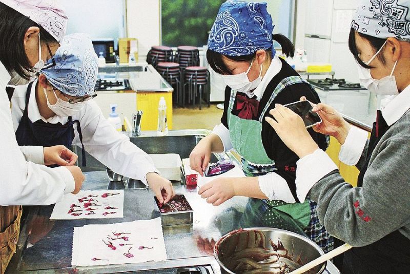 「桜ようかん」を試作するメンバー（和歌山県の熊野高校で）