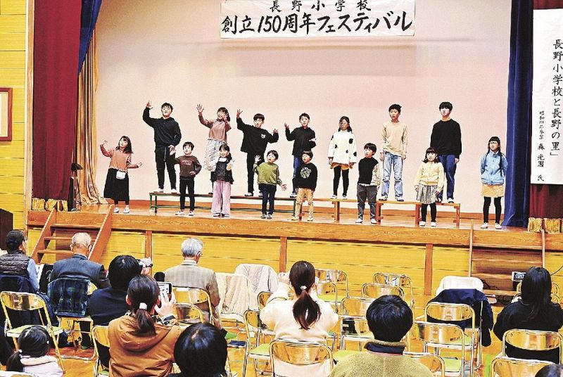 学習の成果を発表する長野小学校の全校児童（１８日、和歌山県田辺市長野で）