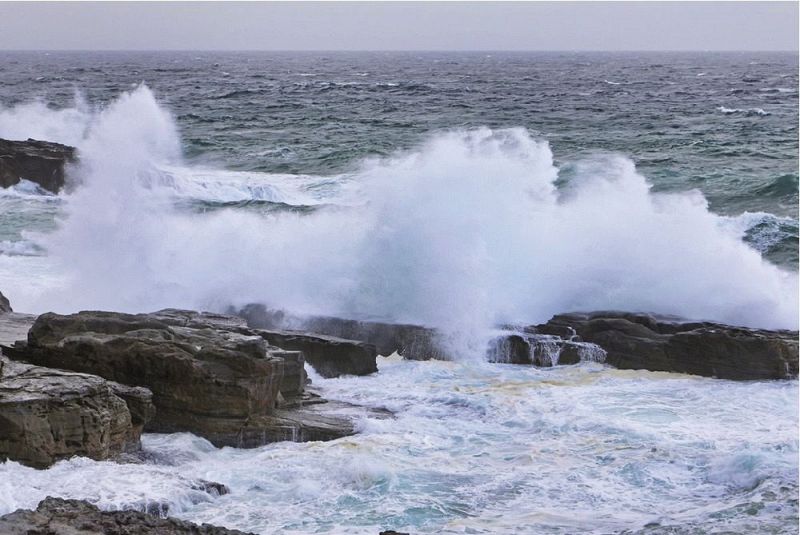 岩場に押し寄せる高波（８日午前９時ごろ、和歌山県白浜町で）