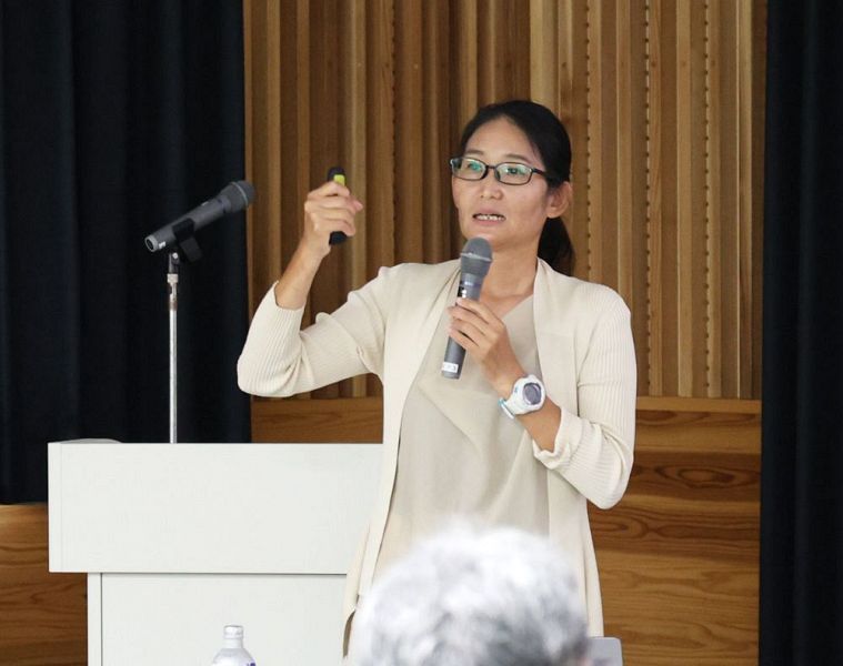 気候変動が生態系に及ぼす影響について解説する栗原晴子教授（和歌山県串本町潮岬で）